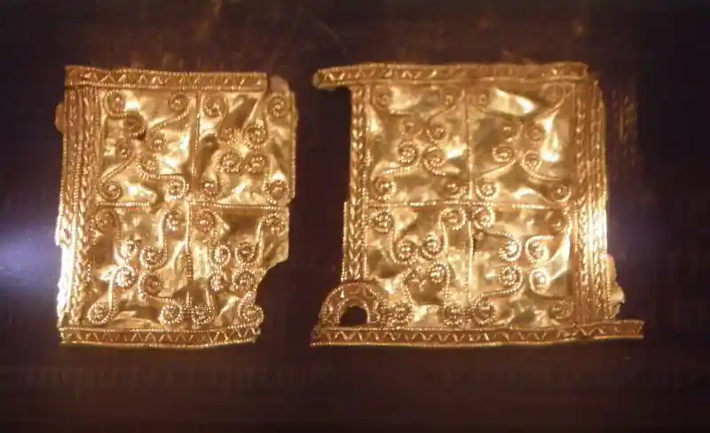 Swastika cross on a gold square sheet